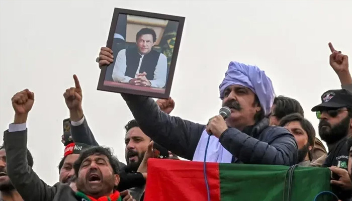 Imran Khan Defends KP Chief Minister, Labels Apologies for His Remarks as 'Cowardly'